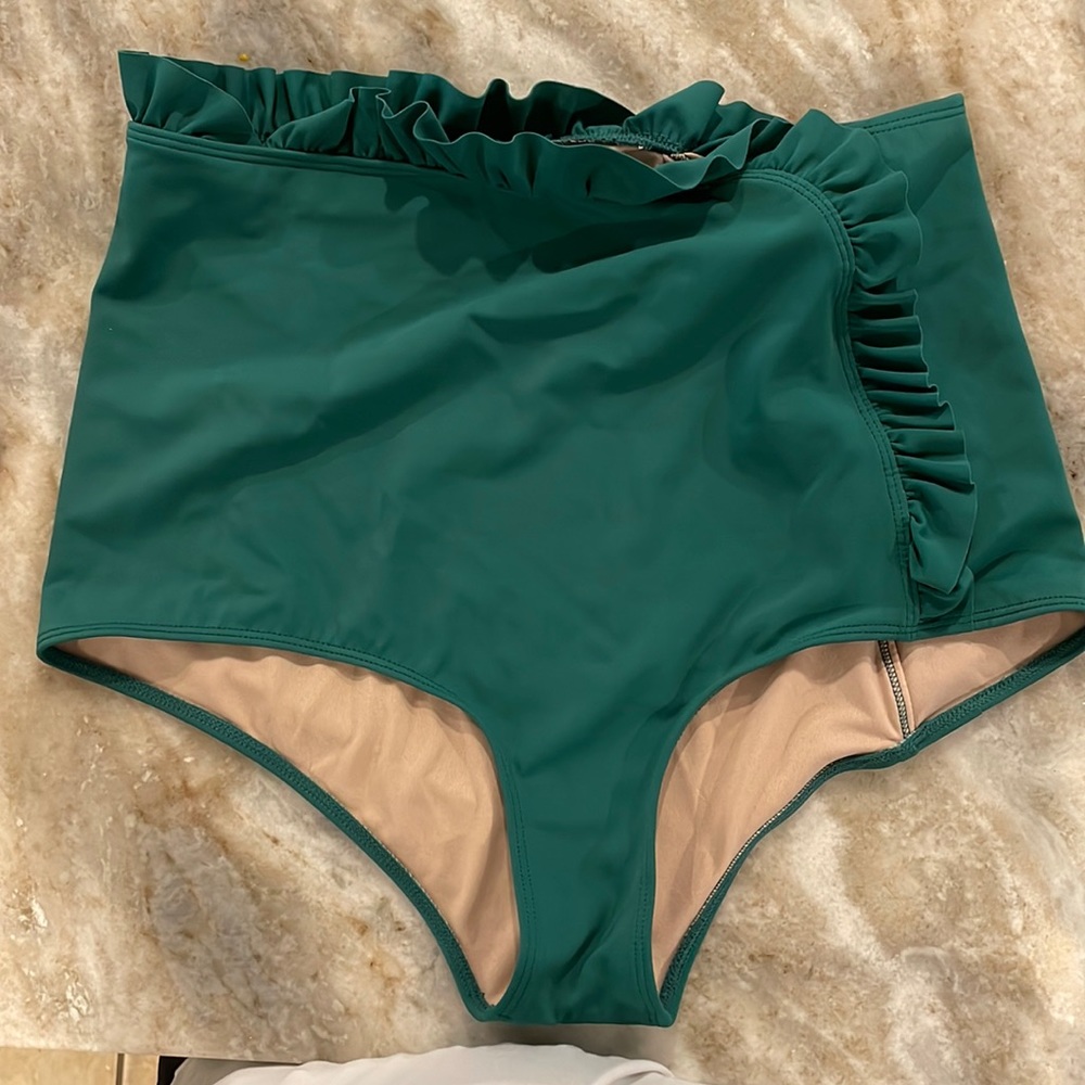 Kortni Jeane ruffle bottoms: emerald green